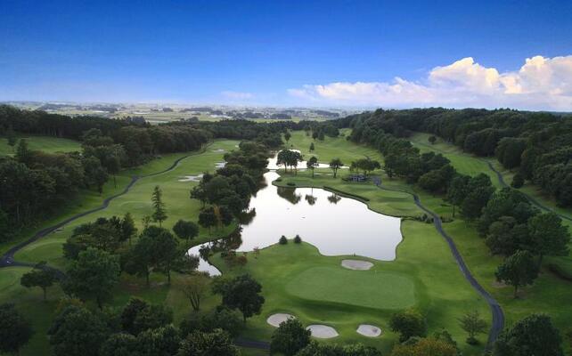 会場となる宇都宮ガーデンＧＣ。手前グリーンが池越えのイン７番パー３。左が８番パー４