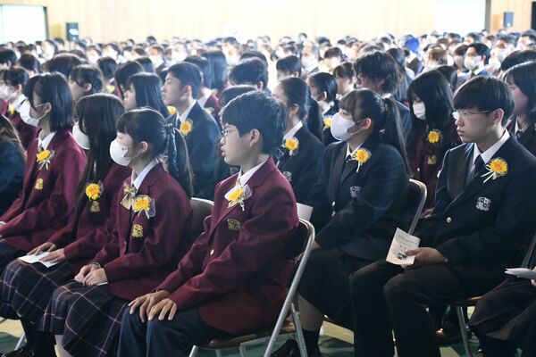 星の杜中高で行われた入学式＝７日午前、宇都宮市上籠谷町