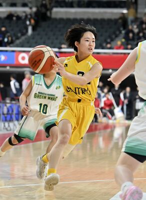 第4クオーター、矢板中央の稲富がノールックパスを出す