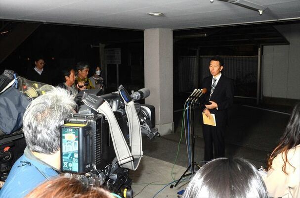 公判後、報道陣の取材に応える遺族代表の奥さん＝25日午後６時15分、宇都宮市小幡１丁目