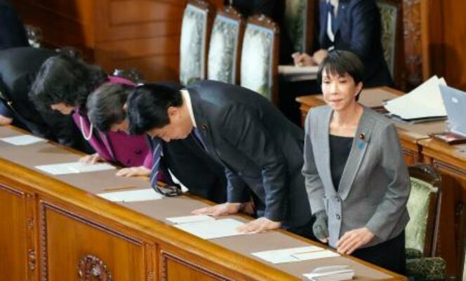 参院本会議で2026年度暫定予算が可決、成立し一礼する高市首相(右端)。暫定予算の成立は安倍晋三政権下の15年以来11年ぶりとなった=30日午後