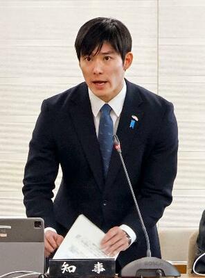 　福井県議会特別委員会で、杉本達治前知事の退職金返還に関して説明する石田嵩人知事＝１０日午後