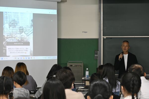 学生らを前に優生さんから受け継いだ思いを伝える父義憲さん＝11日午後、壬生町北小林