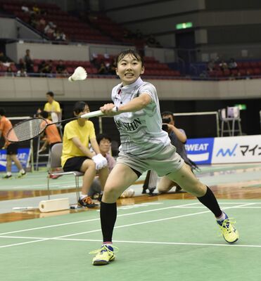 バドミントン女子シングルス決勝　第２ゲーム、佐川（作新）が食らいついてリターン＝静岡県浜松市の浜松アリーナ