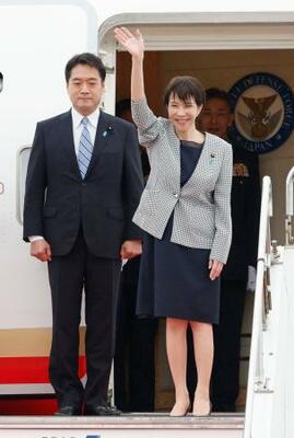 　初外遊となるマレーシアに向け出発する高市首相＝２５日午後、羽田空港