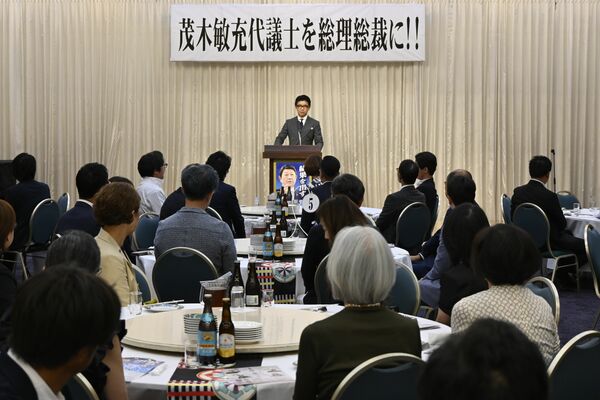 多くの経営者らが参加した茂木氏応援の決起会合＝２３日午後、足利市南町