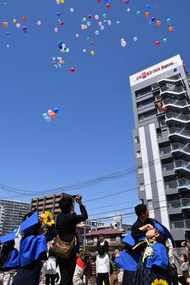 卒園式に大田和さん家族から贈られ、空に飛ばされたバルーン＝２９日午前、宇都宮市宿郷２丁目、あずま保育園