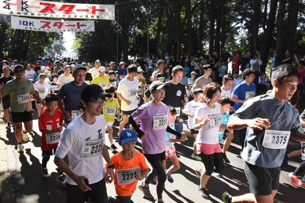 ２キロ親子の部でスタートを切る参加者