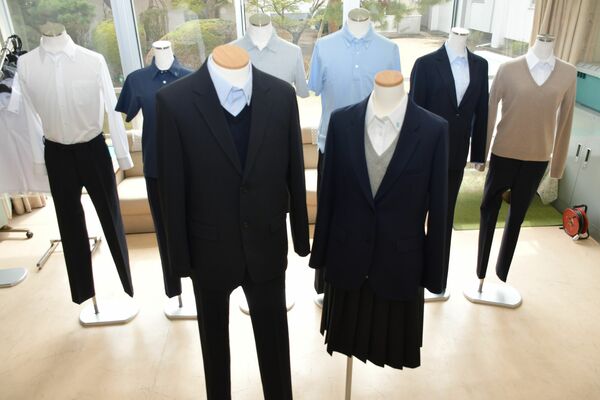 中等教育学校への再編にあたり、ユニクロ製品を取り入れた宇都宮付属高・付属中の新制服