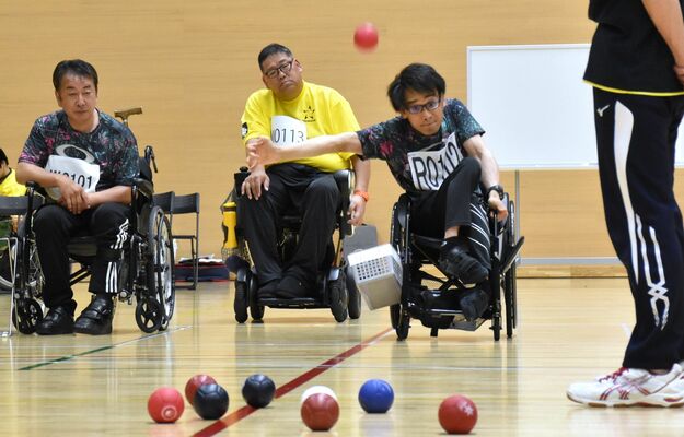 ボッチャの試合で熱戦を繰り広げる出場者＝26日午前、宇都宮市の日環アリーナ栃木