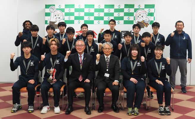 金子市長（前列左から３人目）らと喜びを表現する佐野ブレーブスのメンバー
