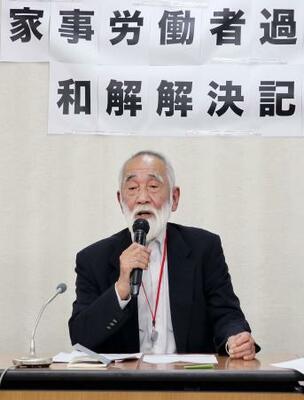 記者会見する過労死した女性の夫=8日午後、厚労省