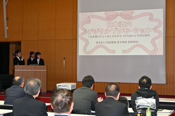日本酒のデジタルプロモーションを提案する白鴎大の学生＝２０日午後、宇都宮市