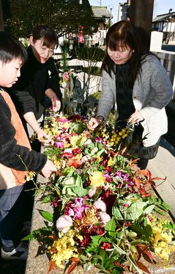 色とりどりの花が生けられた花手水