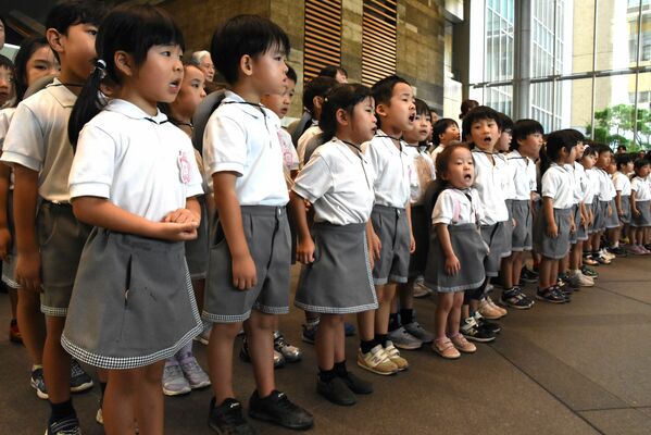 交通事故防止を願い歌を披露する園児ら＝20日午後、県庁