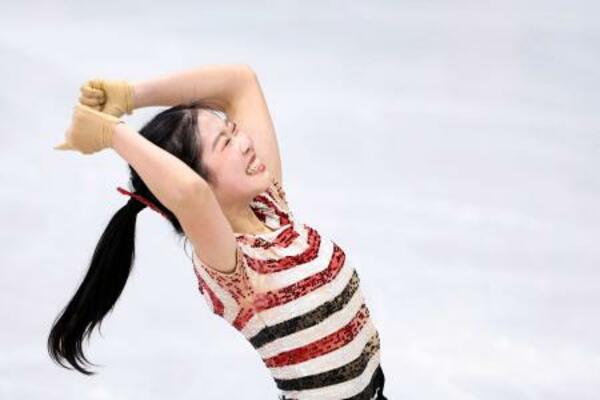 　女子ＳＰの演技を終え、ガッツポーズする中井亜美＝ミラノ（共同）