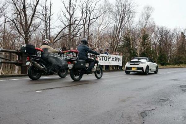 　開通した知床横断道路を通行する車やバイク＝２８日午前、北海道斜里町