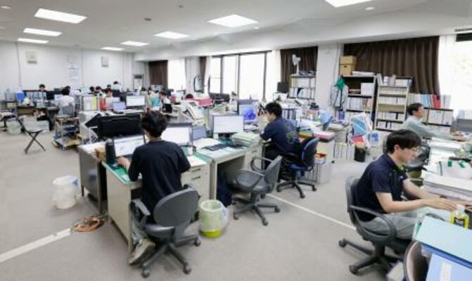 多くの応援職員が働く石川県穴水町役場の地域整備課=6月