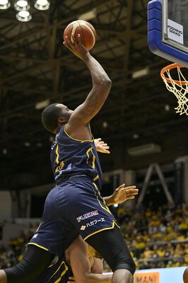 第２クオーター４分、ブレックスのマクリーンが加入後初シュートを決める＝ブレックスアリーナ宇都宮、広瀬華撮影