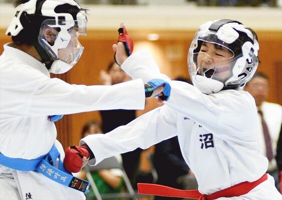 男子個人組手６年　沼田（華拓会）－渡辺（拳士会）決勝　沼田（右）が突きでポイントを狙う＝ユウケイ武道館