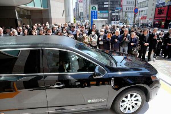 　葬儀会場を出る元大関若嶋津、日高六男さんのひつぎを乗せた車＝２４日正午ごろ、千葉県市川市