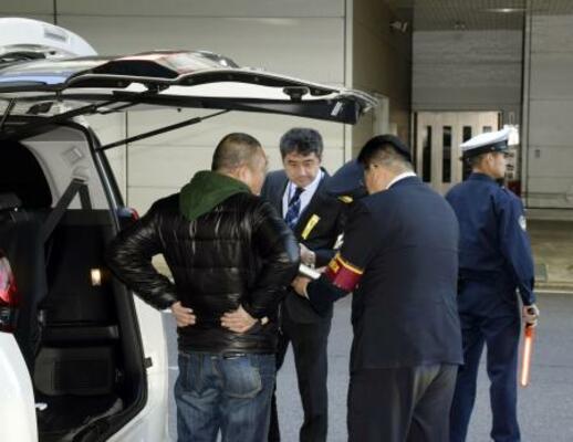 羽田空港で白タクの取り締まりを行う警視庁の警察官ら=2017年12月
