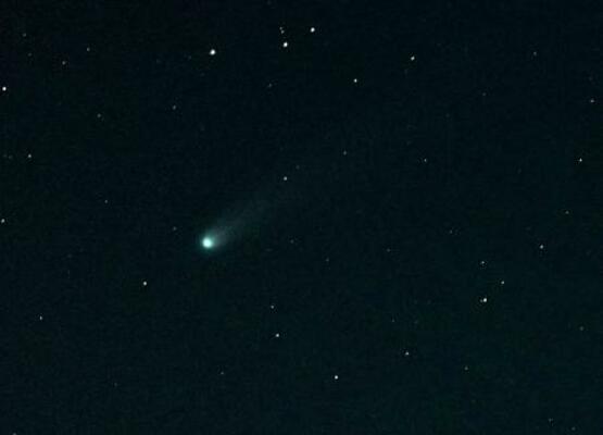 　北海道十勝地方の浦幌町で、北西の空に見られた「レモン彗星」。２１日に約１３００年ぶりに地球に最接近する＝１９日午後６時４６分（１０秒露光、赤道儀使用）
