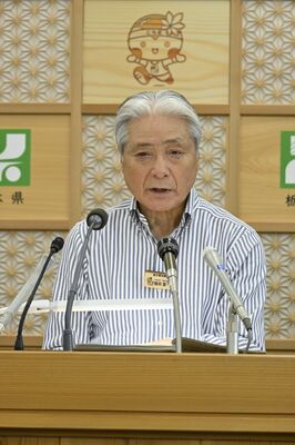 定例記者会見に臨む福田知事＝10日午後、県庁