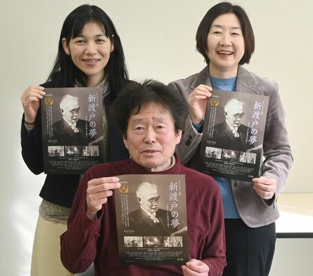 上映会のチラシを手にする田巻さん（中央）ら上映委メンバーら