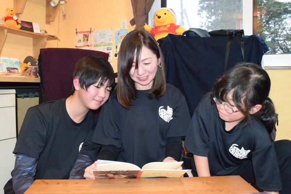 絵本の感想を述べ合う小笠原さん親子＝１２月、日光市内