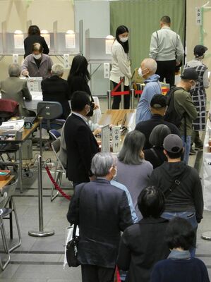 投票者の列ができた市役所の期日前投票所＝11日