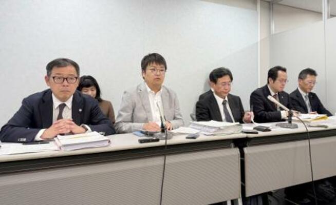 判決後に記者会見する原告側の松尾善紀弁護士(左端)ら=7日午後、大阪市北区