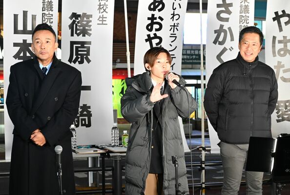 街頭演説で自身への支持を訴える篠原さん（中央）＝５日夜、東京都豊島区