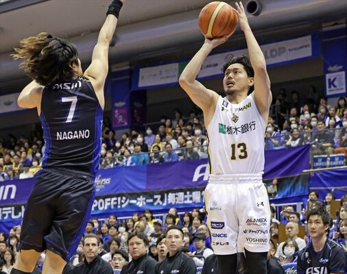 第３クオーター、３点シュートを決めるブレックスの渡辺（右）＝愛知県刈谷市のウィングアリーナ刈谷