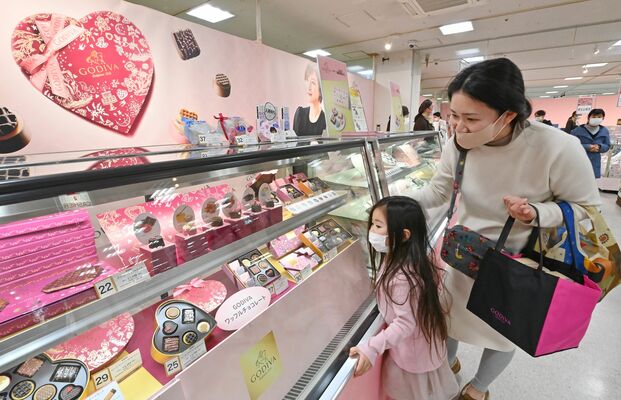 バレンタインデーを前にチョコレートを品定めする買い物客＝１日午後３時、宇都宮市今泉町（超広角レンズ使用）