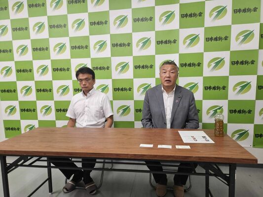 就任記者会見に臨む維新県総支部の井上英孝新代表（右）と続投が決まった柏倉幹事長＝９月16日、宇都宮市内