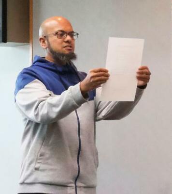 　地域交通安全活動推進委員の委嘱状を受け取った発句ムハマッドアミヌルさん＝２４日午前、福岡県警東署