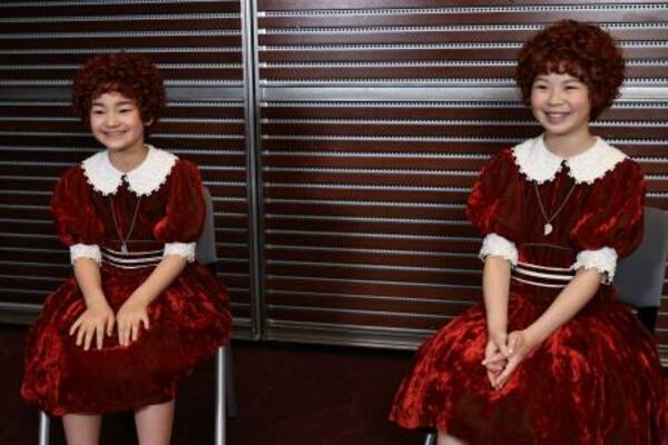 アニーを演じる丸山果里菜（左）と小野希子