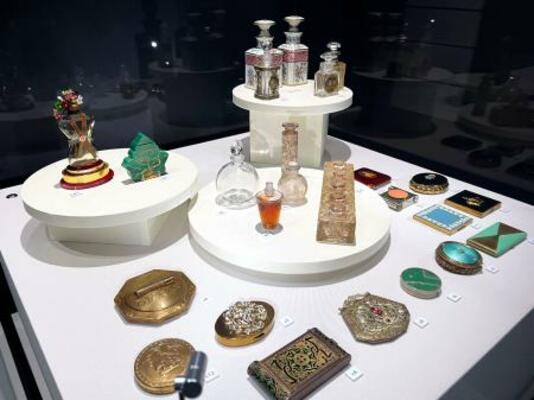 　多機能で小型化したコンパクトなどの展示＝東京都港区の「化粧文化ギャラリー」