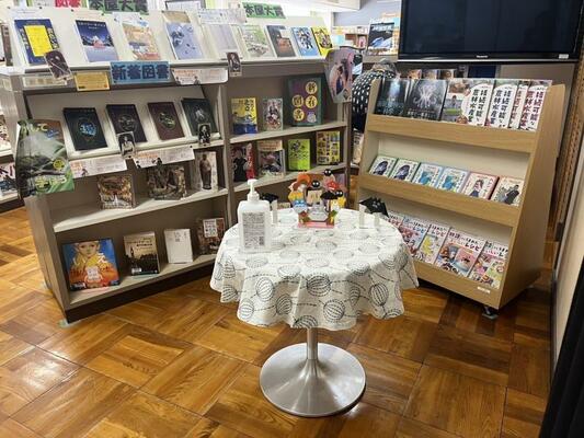 ＣＳがきっかけで設置された図書室の新刊コーナー＝小山第三中