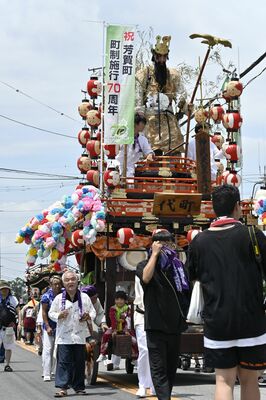 町中心部で行われた山車屋台巡行
