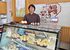 店頭に立つ４代目の高徳哲也さん
