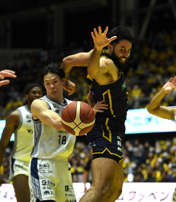第２クオーター８分、ブレックスのジェレット（右）がルーズボールに手を伸ばす＝ブレックスアリーナ宇都宮、加藤竜矢撮影
