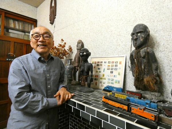 父の金吾さんとの思い出を振り返る敬二さん。自宅には南方の民芸品が残る=4日午後、茂木町河井