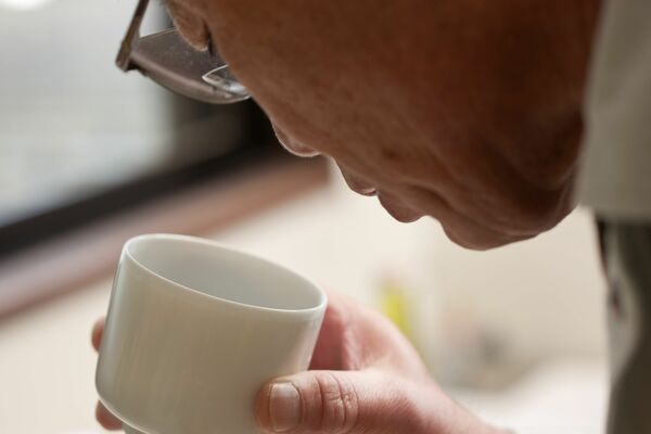 熟成酒を試飲し、調合のレシピを決める杜氏