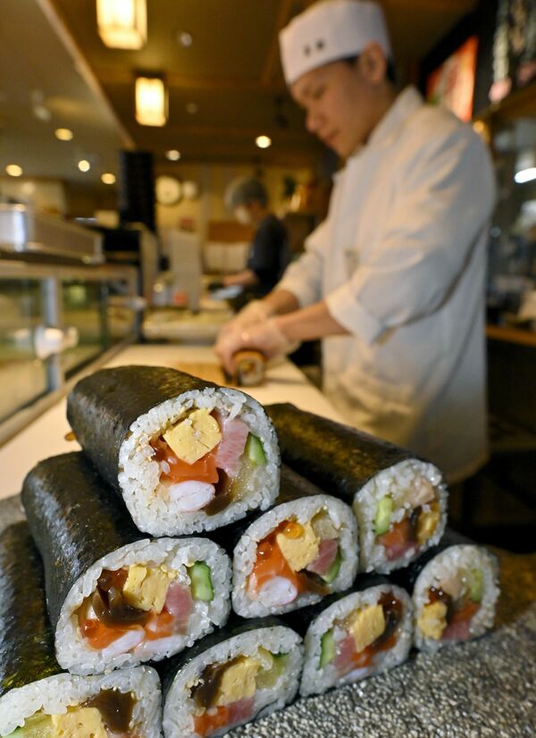 節分に向けて次々と作られる具材が詰まった恵方巻き＝２日午前11時40分、宇都宮市下川俣町