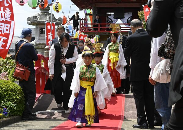 泉龍寺まで練り歩いた稚児