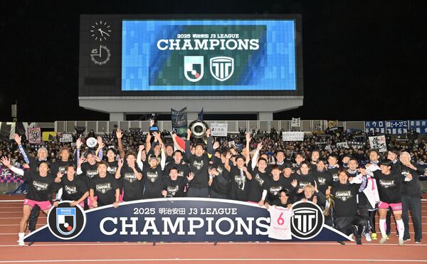最終節でＪ３優勝を決め、サポーターと一緒に喜ぶ栃木シティの選手たち＝11月29日、相模原ギオンスタジアム、広瀬華撮影