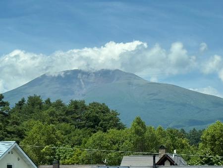 　北陸新幹線の車窓から臨む浅間山＝筆者提供