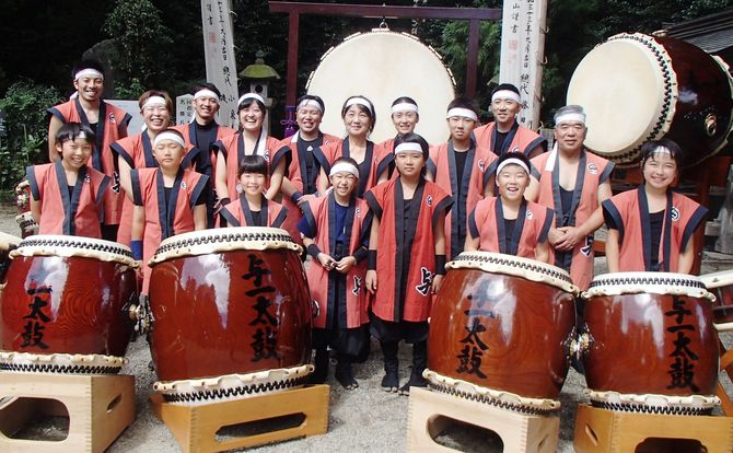 那須神社の例大祭の演奏前。平山会長（2列目右端）も一緒に県内外の演奏活動をしています。